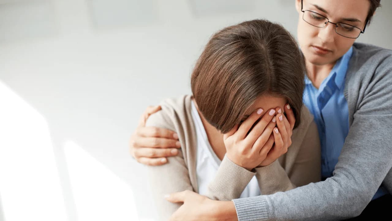 mujer llorando con su terapeuta