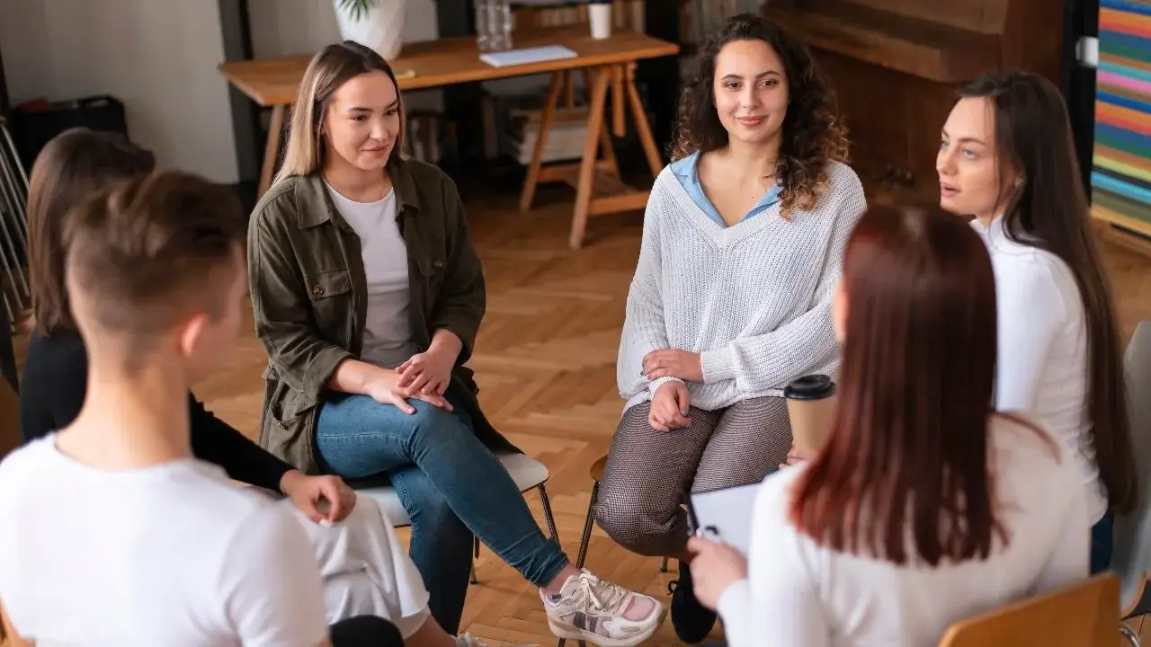 psicologia comunitaria y politicas sociales. Grupo de personas en terapia.