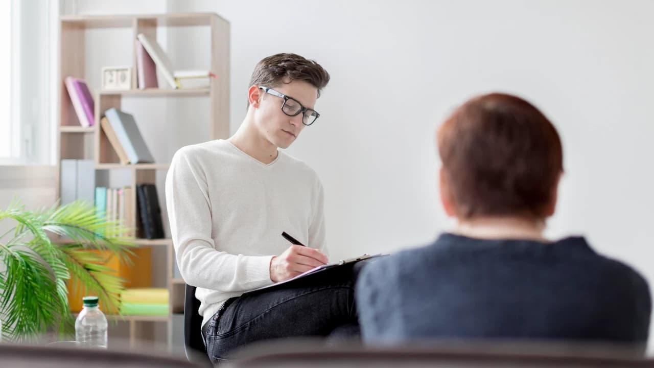 psicólogo realizando una entrevista de apego de adultos para explorar sistema vincular y detectar estilo apego