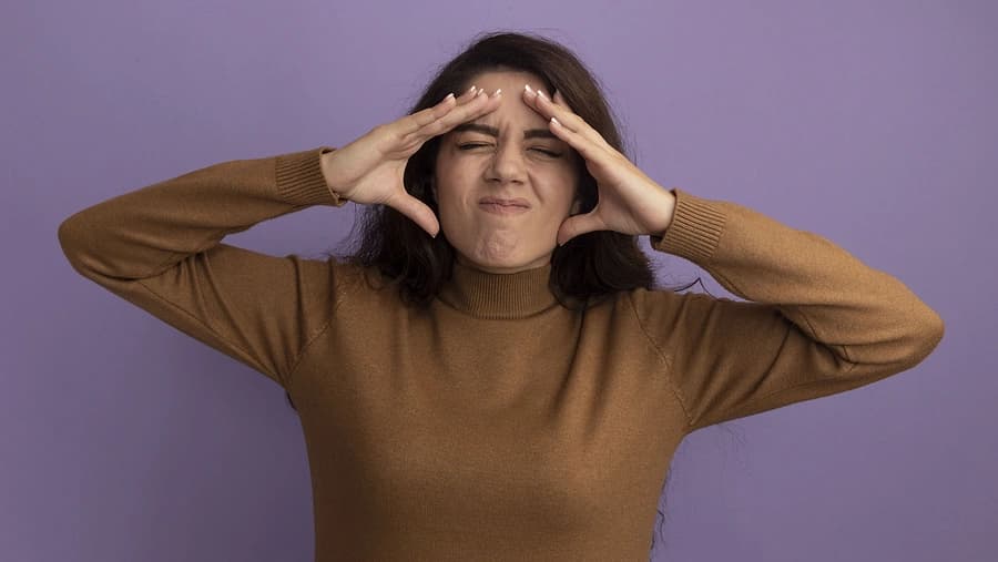 mujer con estrés y sobrecarga emocional fuera de la ventana de tolerancia