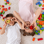 imagen de ni&ntilde;os acostados con legos en los ojos