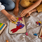 imagen de ni&ntilde;os jugando con rompecabezas