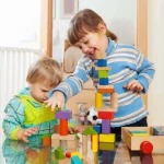 imagen de dos ni&ntilde;os armando torres de lego