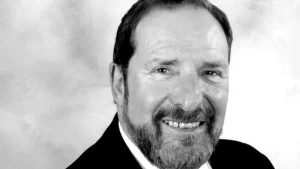 el investigador barry sterman mirando hacia la c&aacute;mara y sonriendo
